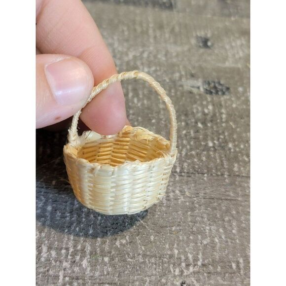 Mini woven basket Village accessory Decor figure - Picture 1 of 5